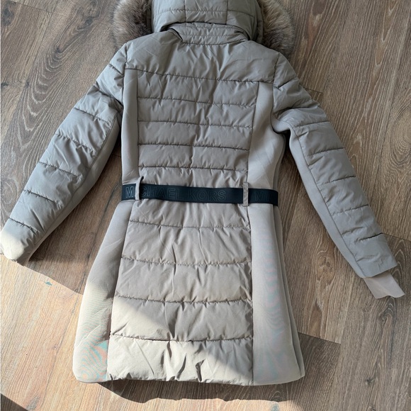 Michael Kors belted puffer jacket with a faux fur trim hood. - Picture 4 of 6